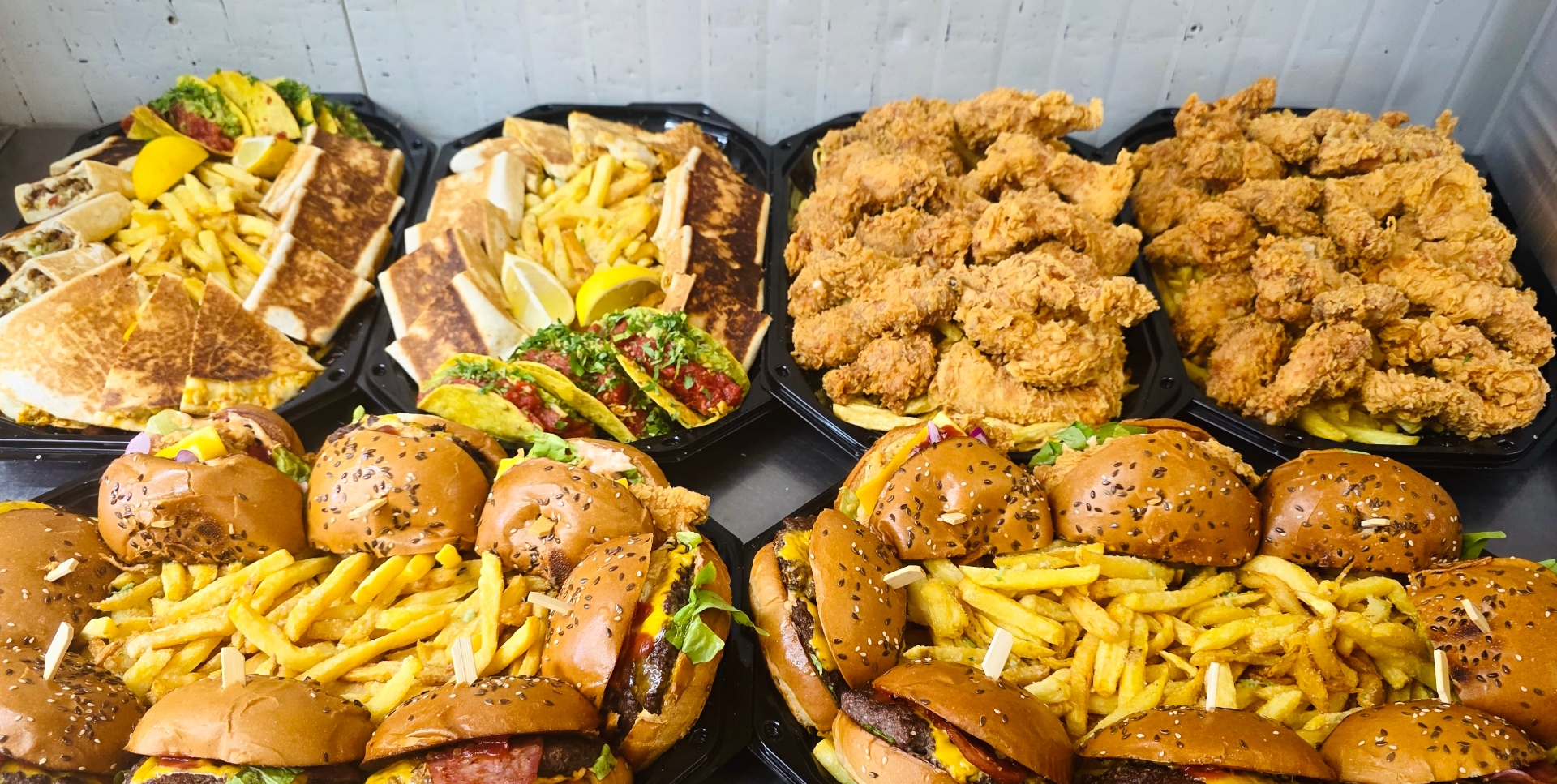 Platouri MR RED — taco, quesadilla, crispy strips și burgeri cu cartofi