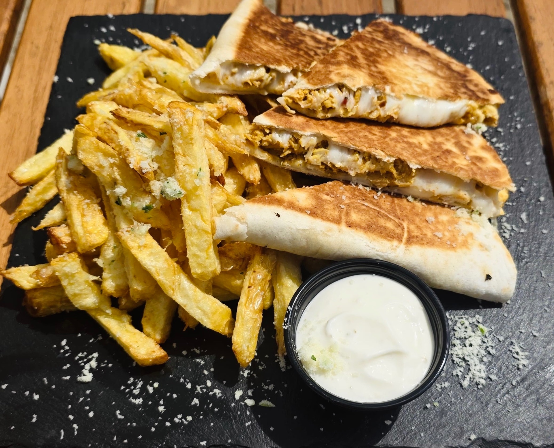 Quesadilla de pui cu cartofi prăjiți și sos